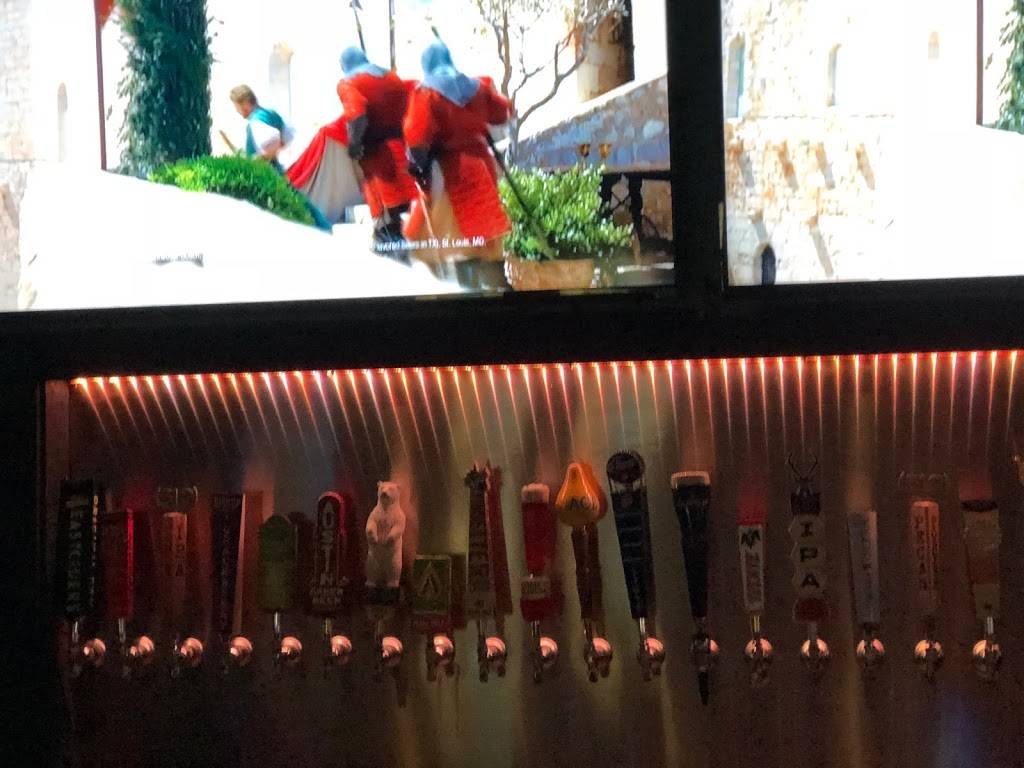 Round Rock Tavern | restaurant | 113 W Main St, Round Rock, TX 78664, USA | 5122559777 OR +1 512-255-9777