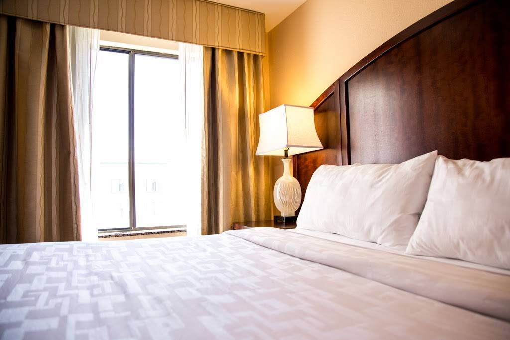 The Plaza Suites Hotel Silicon Valley | restaurant | 3100 Lakeside Dr, Santa Clara, CA 95054, USA | 4087489800 OR +1 408-748-9800