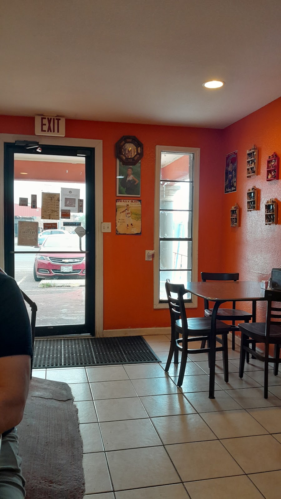 El Pescador | restaurant | 360 US-77 BUS, San Benito, TX 78586, USA | 9562769000 OR +1 956-276-9000