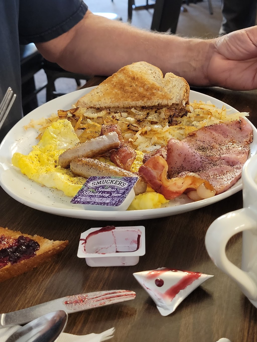 Finks Restaurant | cafe | 204 W Main St, Mt Horeb, WI 53572, USA | 6084378922 OR +1 608-437-8922