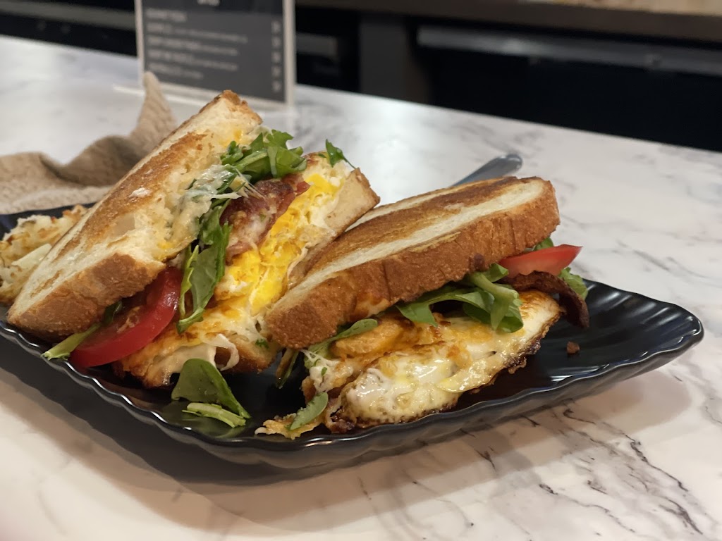 Lola’s Kitchen and Bar | restaurant | 201 S High St, Columbus, OH 43215, USA | 6143725462 OR +1 614-372-5462