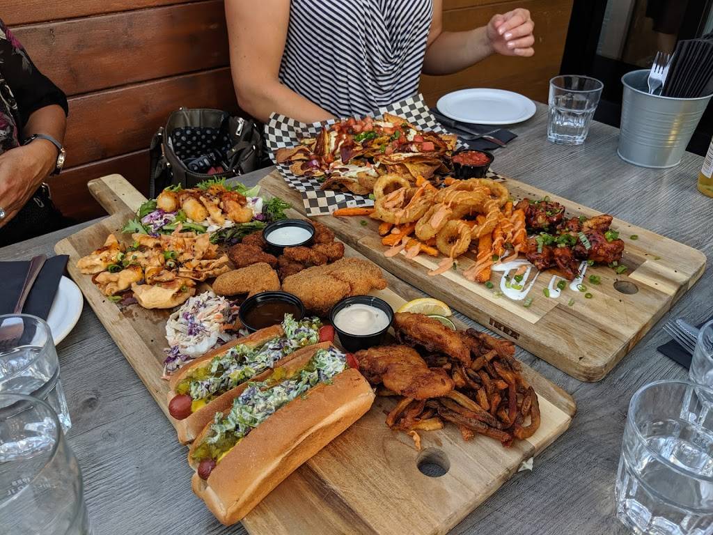 Pub Chienne à Jacques | restaurant | 625 Boulevard Curé-Labelle #2, Blainville, QC J7C 2J1, Canada | 4505087888 OR +1 450-508-7888