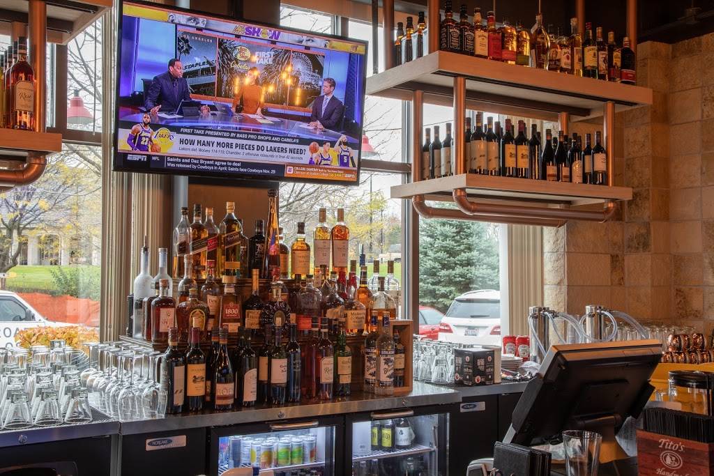 Little Tails Bar & Grill | restaurant | 840 S Waukegan Rd #113, Lake Forest, IL 60045, USA | 8472352908 OR +1 847-235-2908