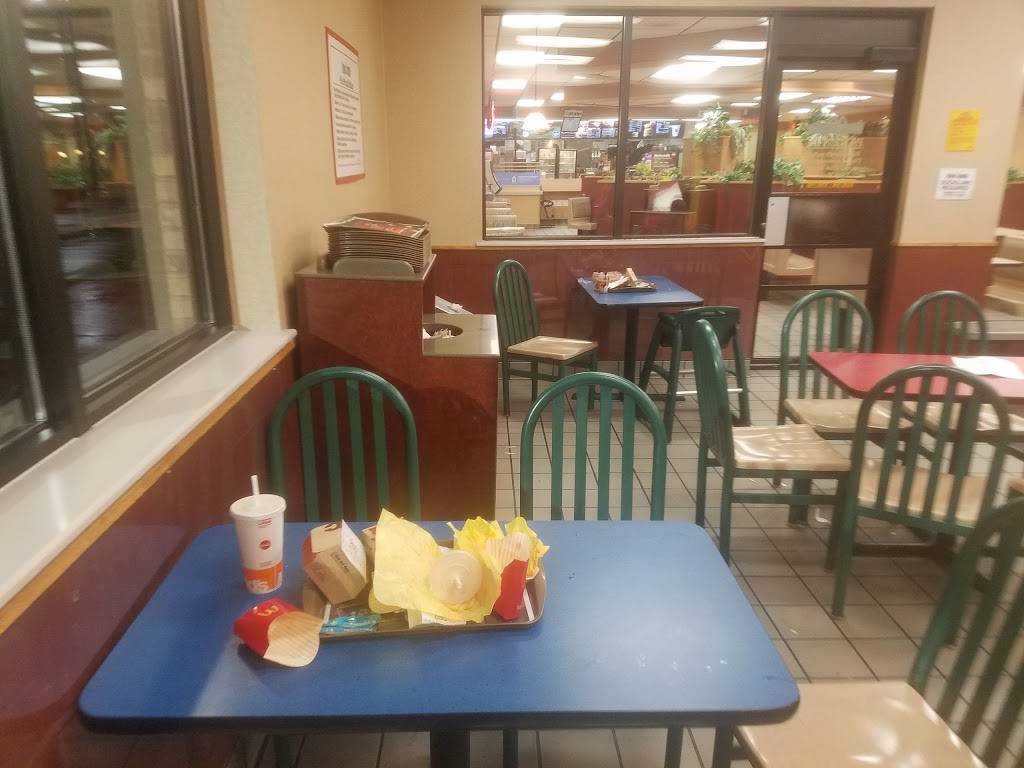 McDonalds | cafe | 2625 W Mason St, Green Bay, WI 54303, USA | 9204999956 OR +1 920-499-9956