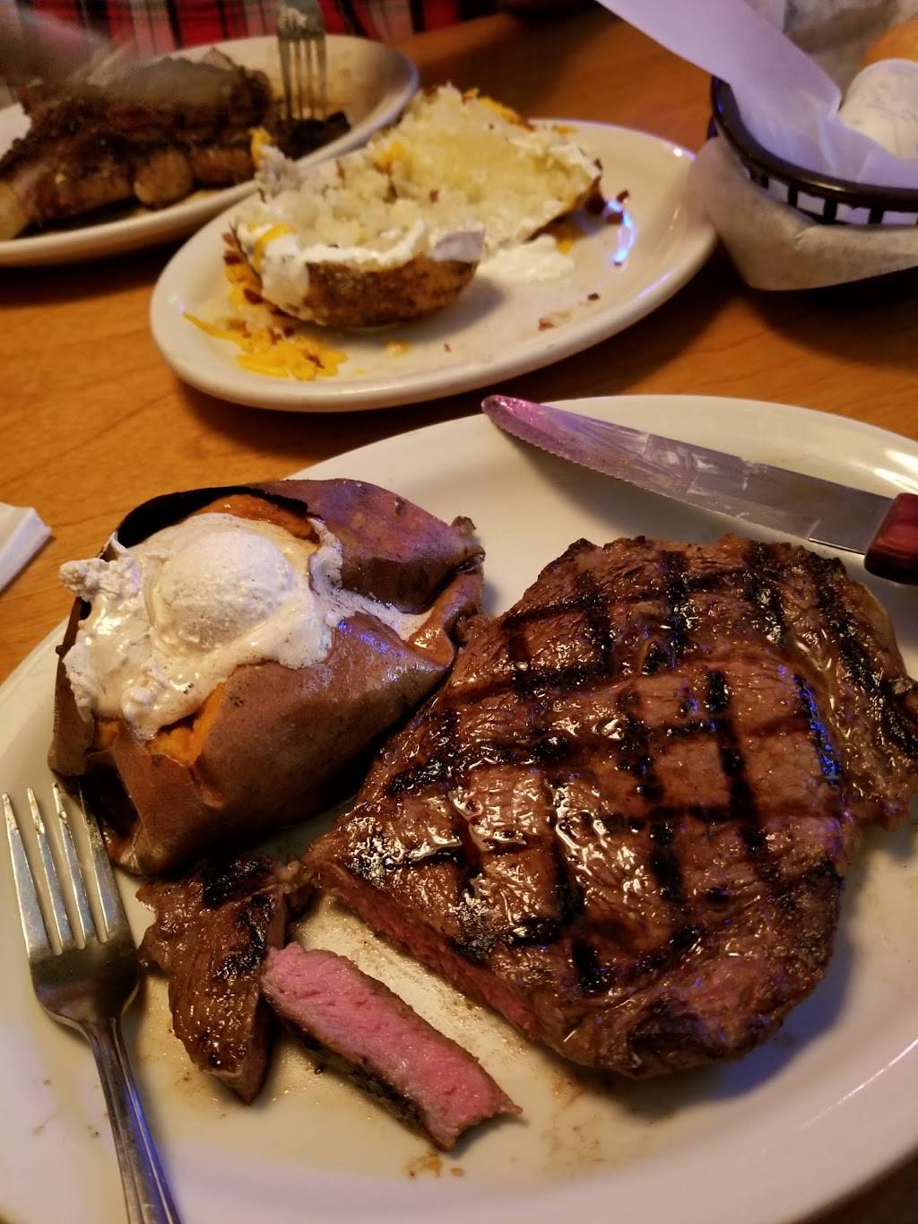 Texas Roadhouse | restaurant | 120 Bluebell Dr NW, New Philadelphia, OH 44663, USA | 3303398120 OR +1 330-339-8120