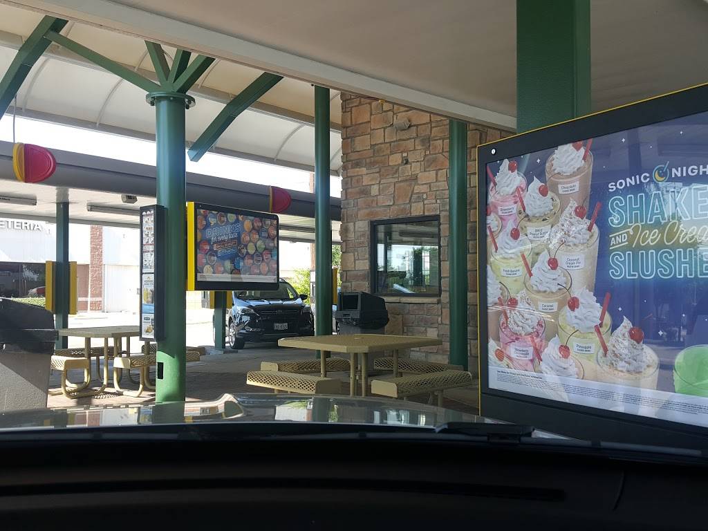 Sonic Drive-In | restaurant | 5501 S Cooper St, Arlington, TX 76017, USA | 8174689077 OR +1 817-468-9077