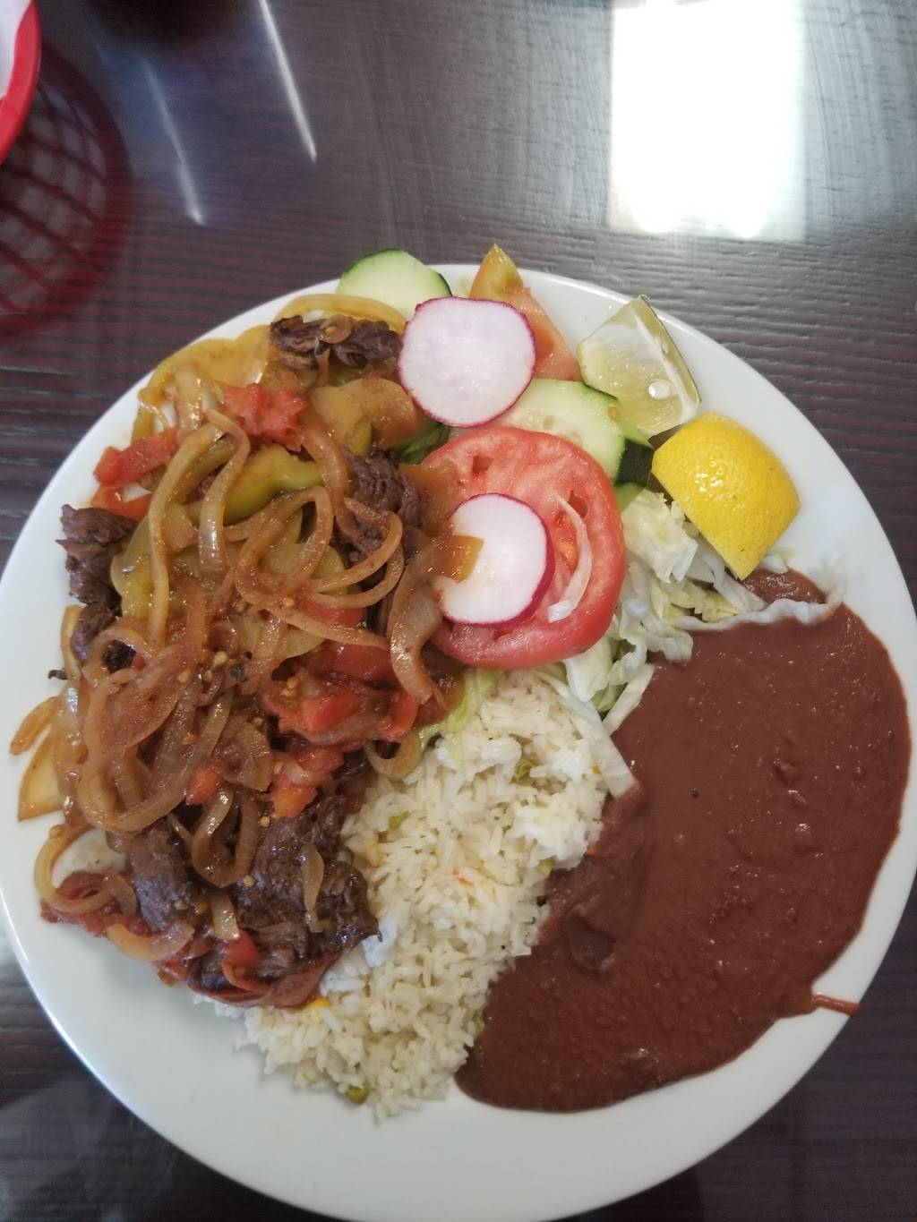 Armenia Restaurante Salvadoreño | restaurant | 2563 San Pedro St, Los Angeles, CA 90011, USA | 2137449915 OR +1 213-744-9915