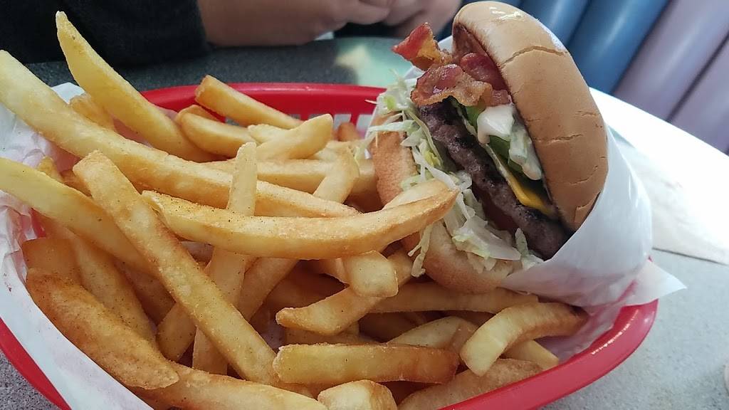 Chris Burgers | restaurant | 28325 Winchester Rd, Winchester, CA 92596, USA | 9519262323 OR +1 951-926-2323