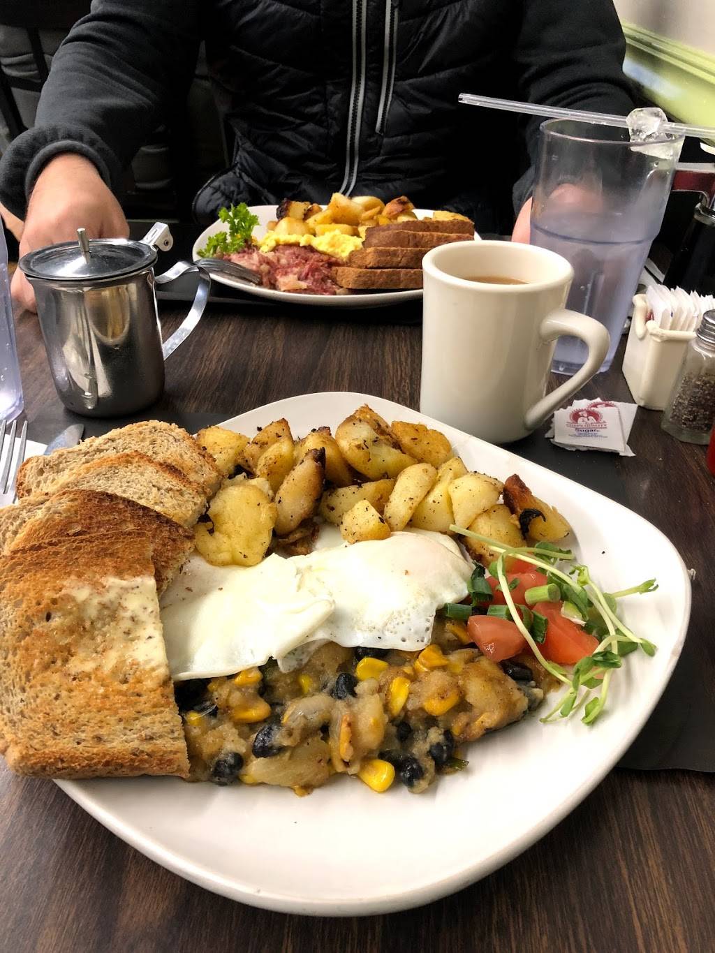 J.P. Spoonems | restaurant | 1678 Broad St, Providence, RI 02905, USA | 4019413550 OR +1 401-941-3550