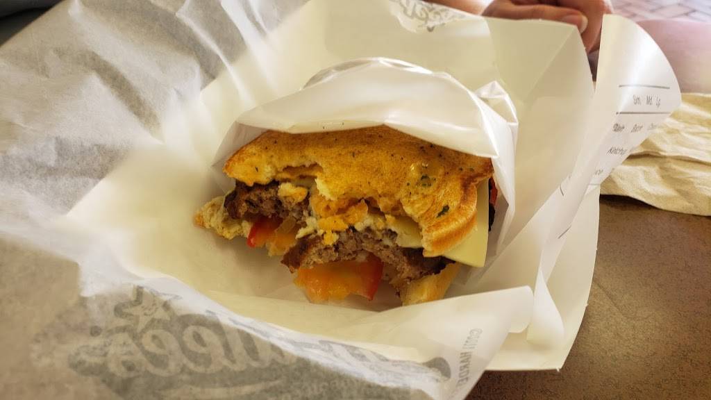 Hardees | restaurant | 2100 Twin Valley Dr, Dubuque, IA 52003, USA | 5635839404 OR +1 563-583-9404