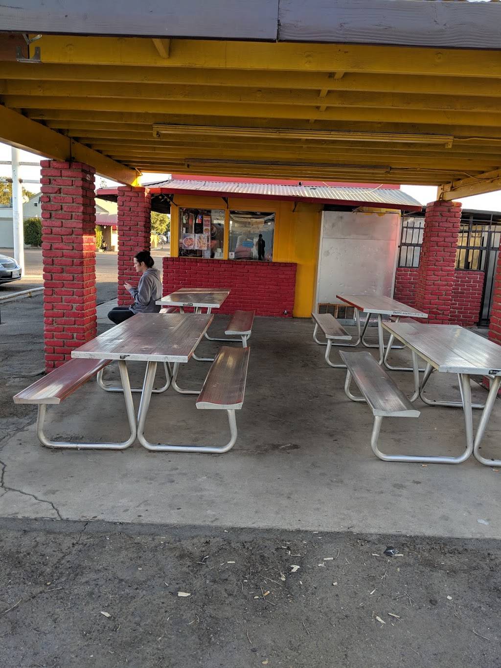 Buckos Jolly Kone Drive In | restaurant | 924 34th St, Bakersfield, CA 93301, USA | 6613221731 OR +1 661-322-1731