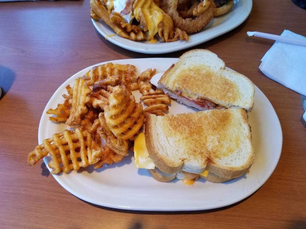 Friendlys | restaurant | 111 Macy St, MA-110, Amesbury, MA 01913, USA | 9783880378 OR +1 978-388-0378