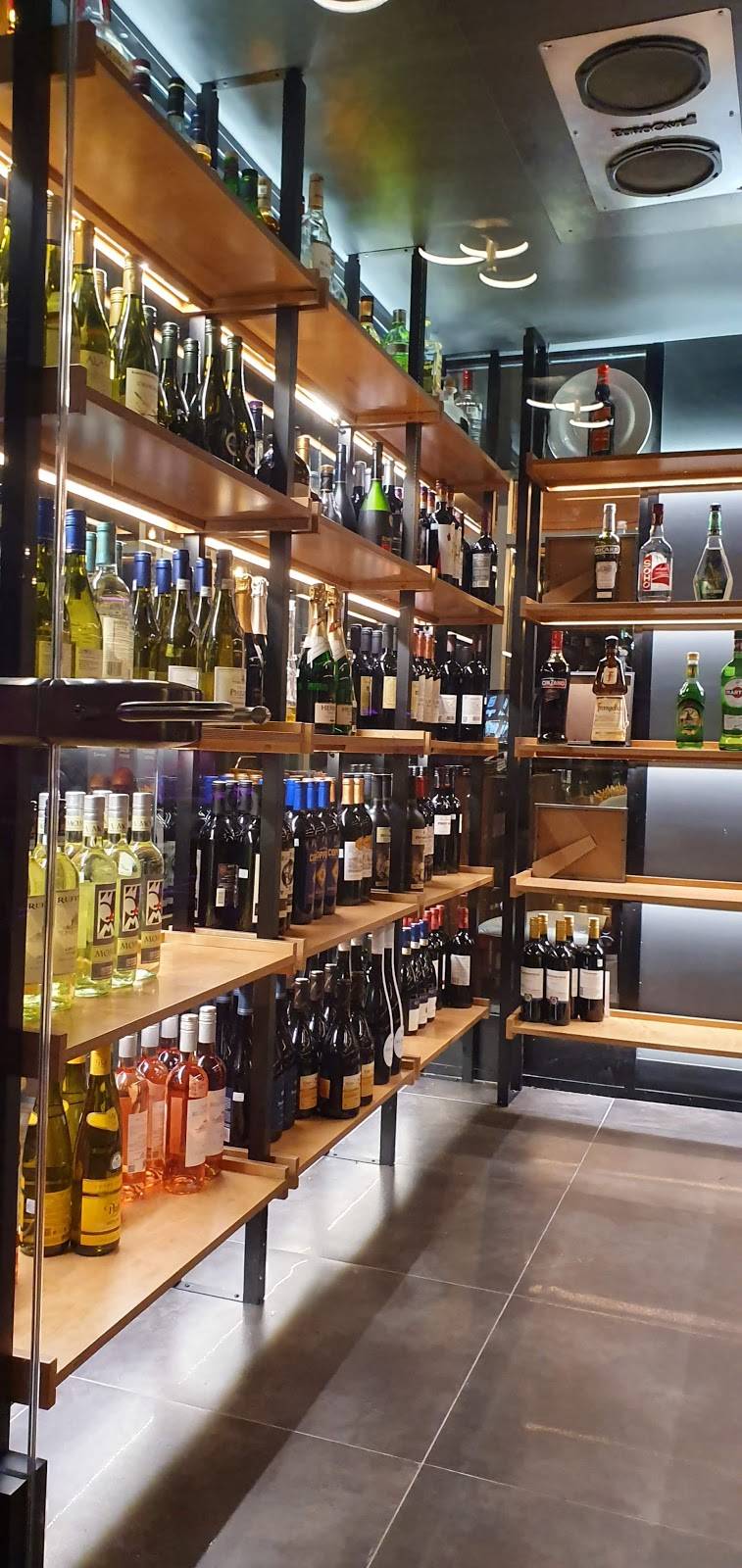 Madisons Restaurant & Bar | restaurant | 7977 Boulevard Décarie, Montréal, QC H4P 2H5, Canada | 5145433131 OR +1 514-543-3131