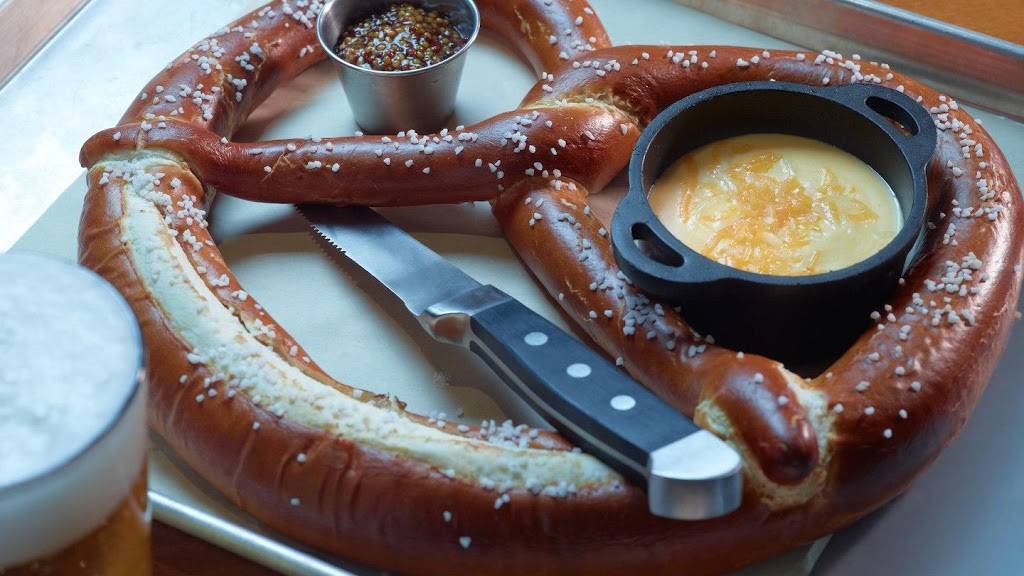 High Velocity | restaurant | 265 Peachtree Center Ave NE, Atlanta, GA 30303, USA | 4045866174 OR +1 404-586-6174