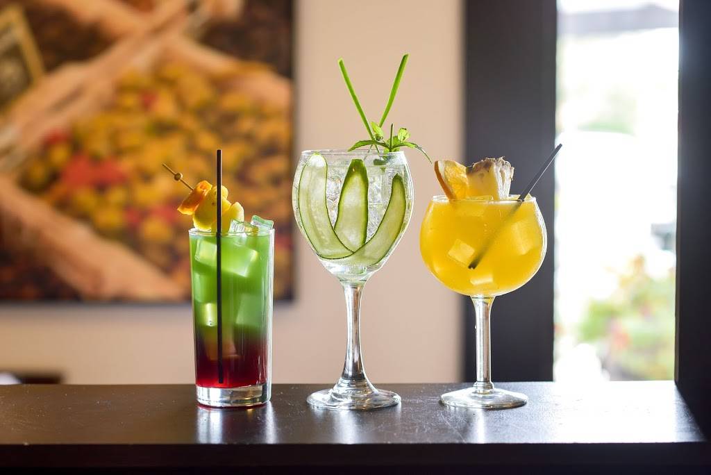 Two Olives Restaurant & Bar | restaurant | 2949 N Rock Rd #120, Wichita, KS 67226, USA | 3166811100 OR +1 316-681-1100