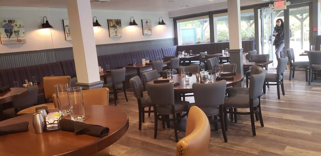 Sloanes Tavern | restaurant | 55 Lee Rd, Lenox, MA 01240, USA | 4138810686 OR +1 413-881-0686