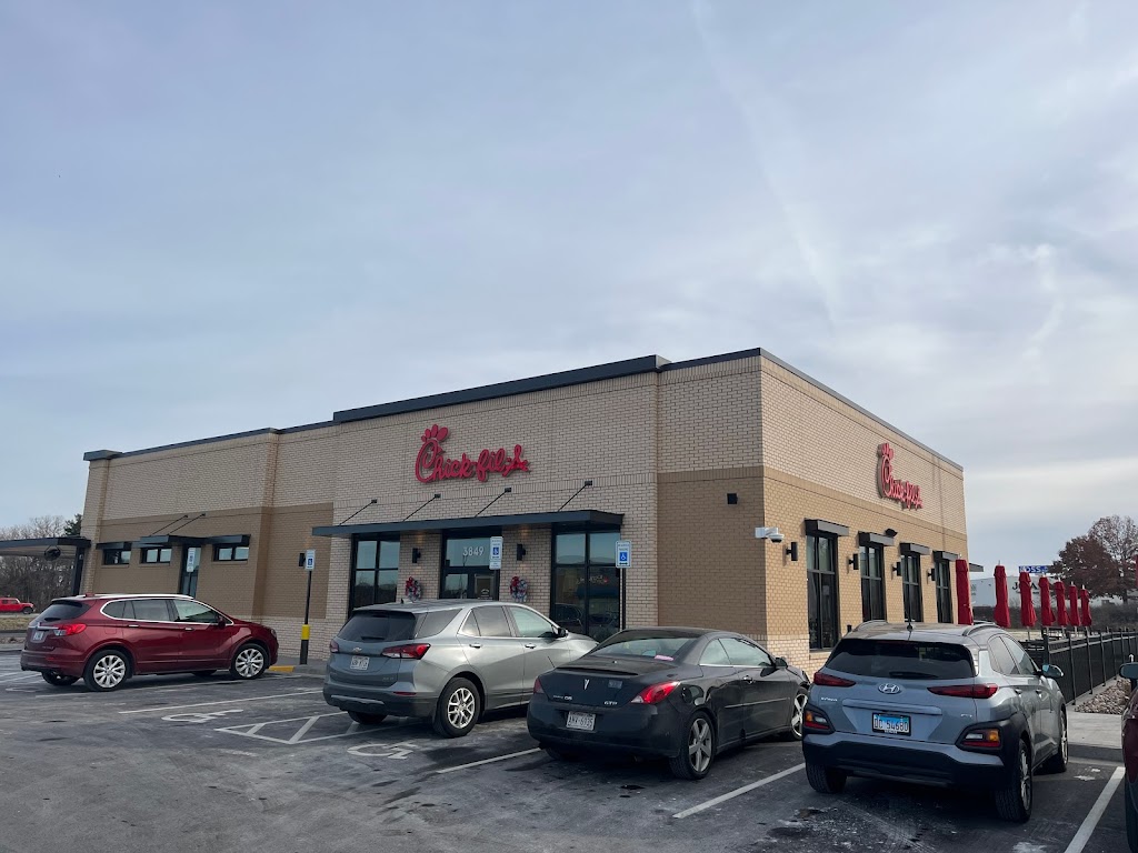Chick-fil-A | restaurant | 3849 S Oakwood Mall Dr, Eau Claire, WI 54701, USA | 7155989510 OR +1 715-598-9510