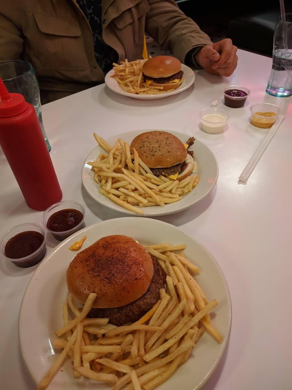 Steak n Shake | restaurant | 1610 SW 13th St, Gainesville, FL 32608, USA | 3523760588 OR +1 352-376-0588