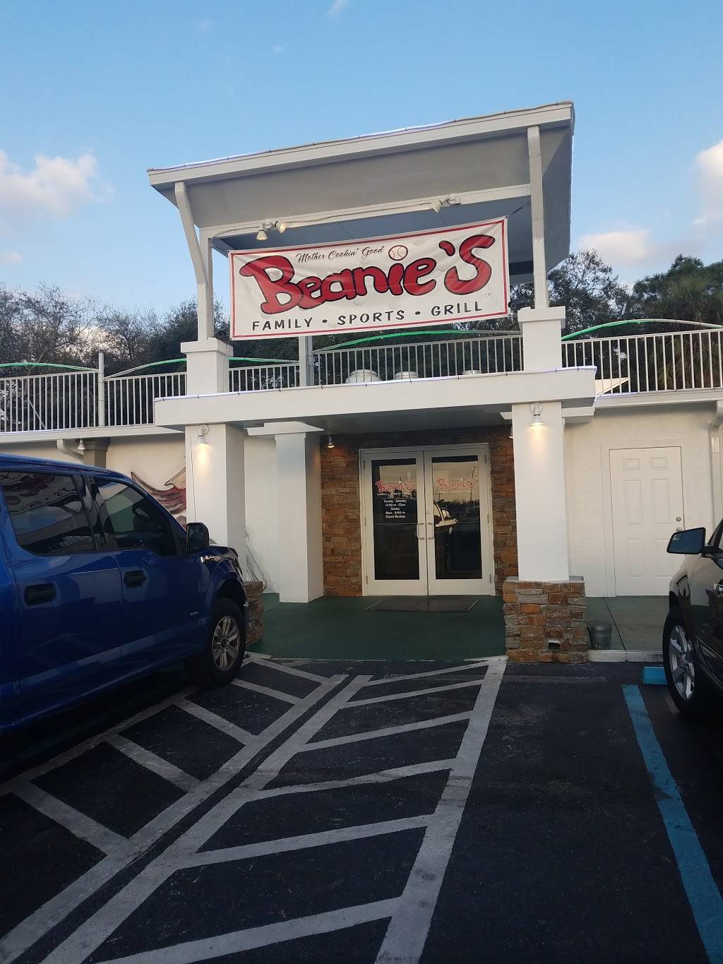Beanies Bar & Sports Grill | restaurant | 2002 US-41, Ruskin, FL 33570, USA | 8136491700 OR +1 813-649-1700