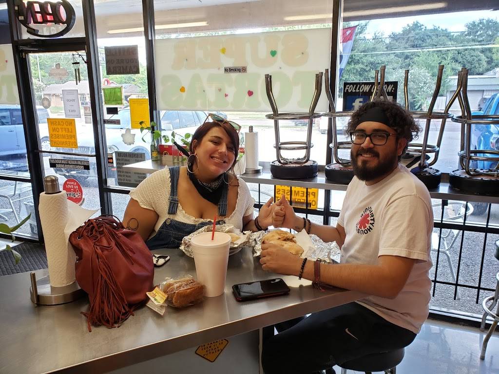 Tortas Perronas on Airline | restaurant | 922 E Tidwell Rd, Houston, TX 77022, USA | 8328346914 OR +1 832-834-6914