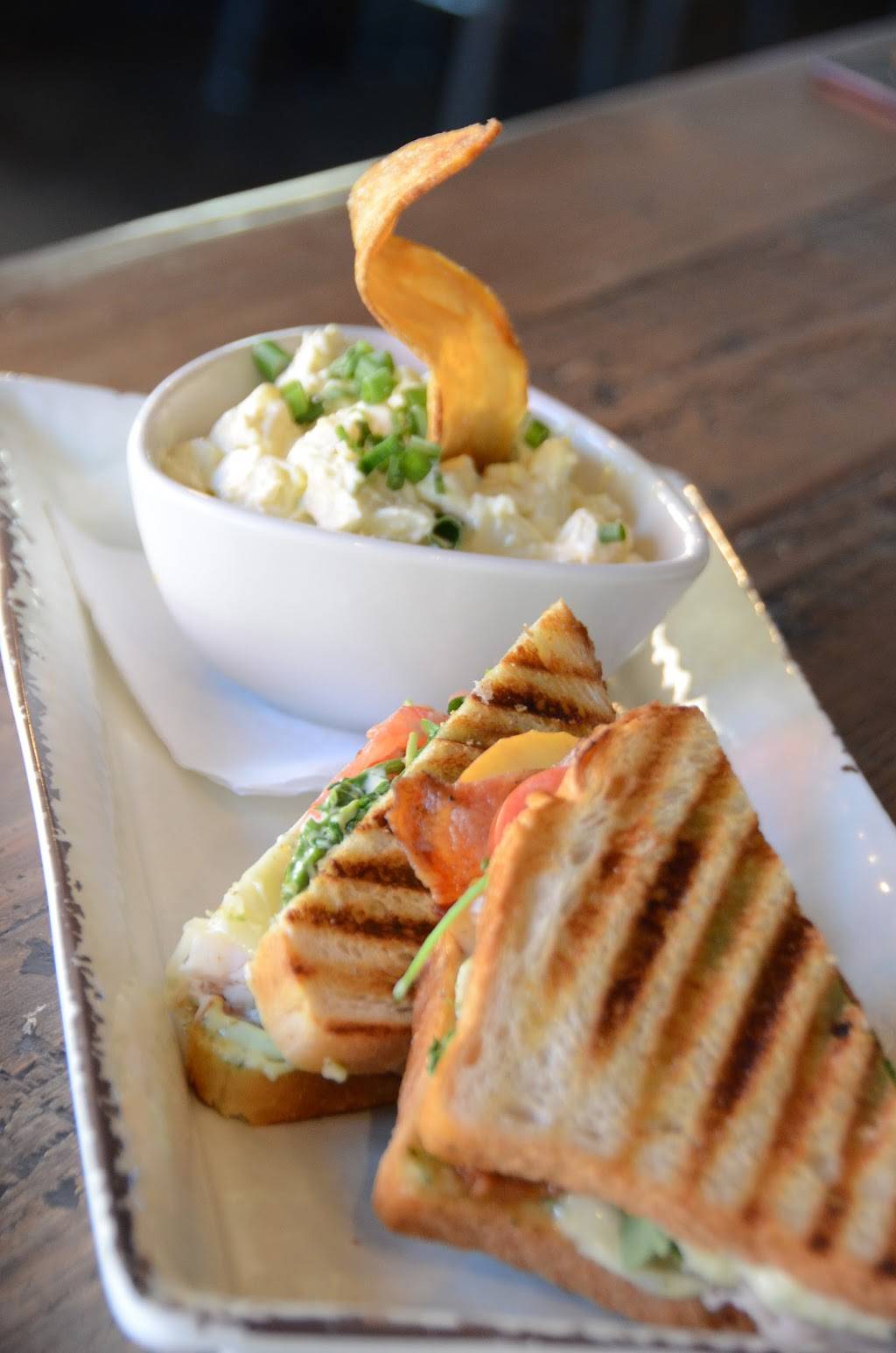 Blue Line Sports Pub | restaurant | 211 Elm St, Rockford, IL 61101, USA | 7794232125 OR +1 779-423-2125