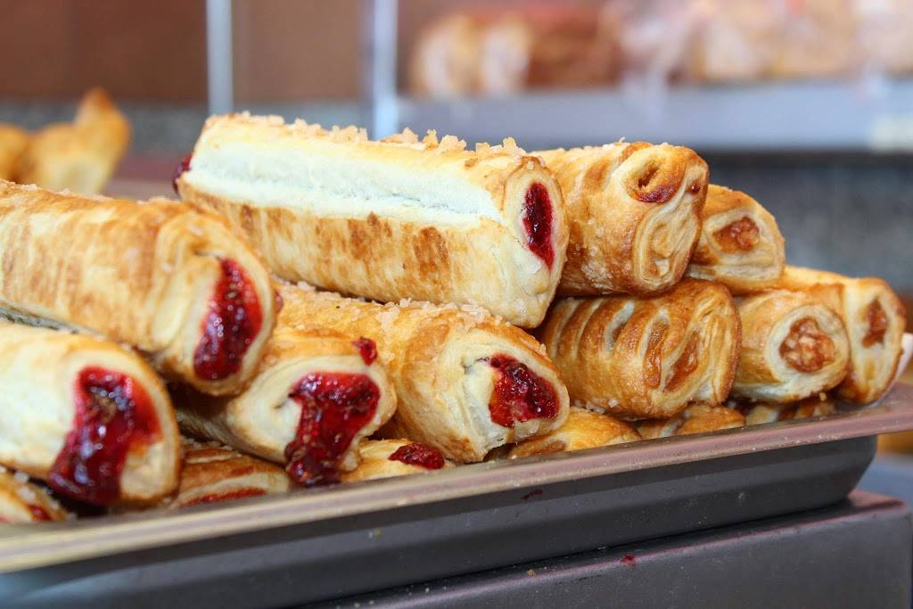 Martins Bakery | restaurant | B-, 2761 Markham Rd #15, Scarborough, ON M1X 0A4, Canada | 4165352323 OR +1 416-535-2323