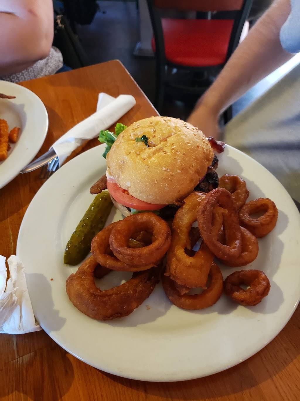 Burgers and Brew | restaurant | 1409 R St #105, Sacramento, CA 95811, USA | 9164420900 OR +1 916-442-0900