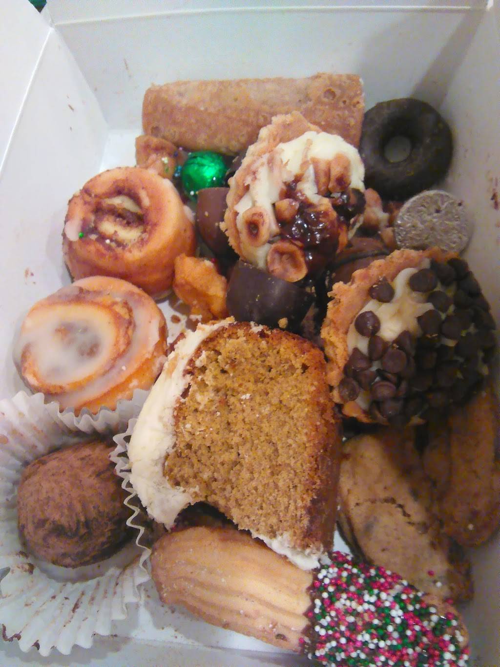 Dunkin | bakery | 71-67 Yellowstone Blvd, Forest Hills, NY 11375, USA | 7182635606 OR +1 718-263-5606