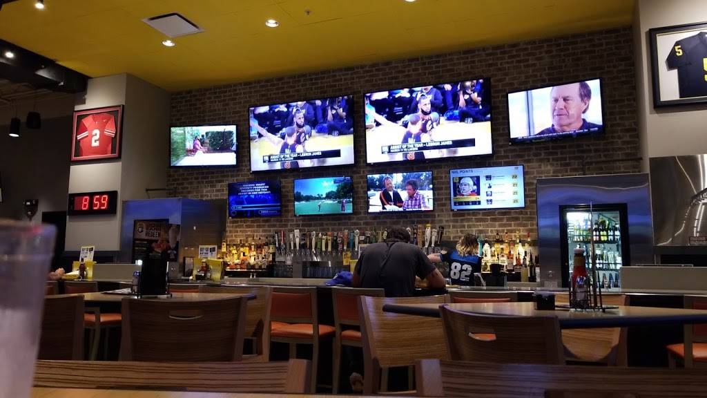 Buffalo Wild Wings | restaurant | 425 W Dussel Dr, Maumee, OH 43537, USA | 4198939464 OR +1 419-893-9464