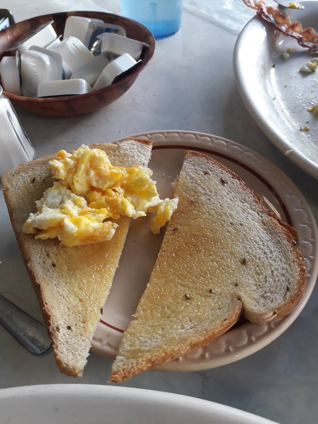 Edgewood Restaurant | restaurant | 1215 West Ave, Crossville, TN 38555, USA | 9314841585 OR +1 931-484-1585