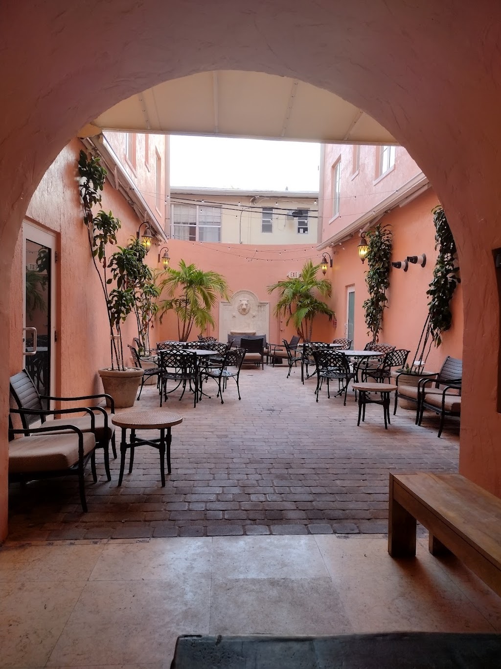 Española Way | restaurant | 401-499 Española Way, Miami Beach, FL 33139, USA | 3055889469 OR +1 305-588-9469