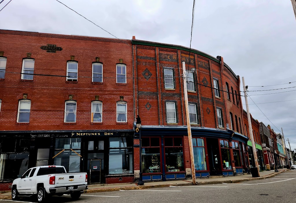 Old Sow Grill | restaurant | 31 Water St, Eastport, ME 04631, USA | 2078532323 OR +1 207-853-2323