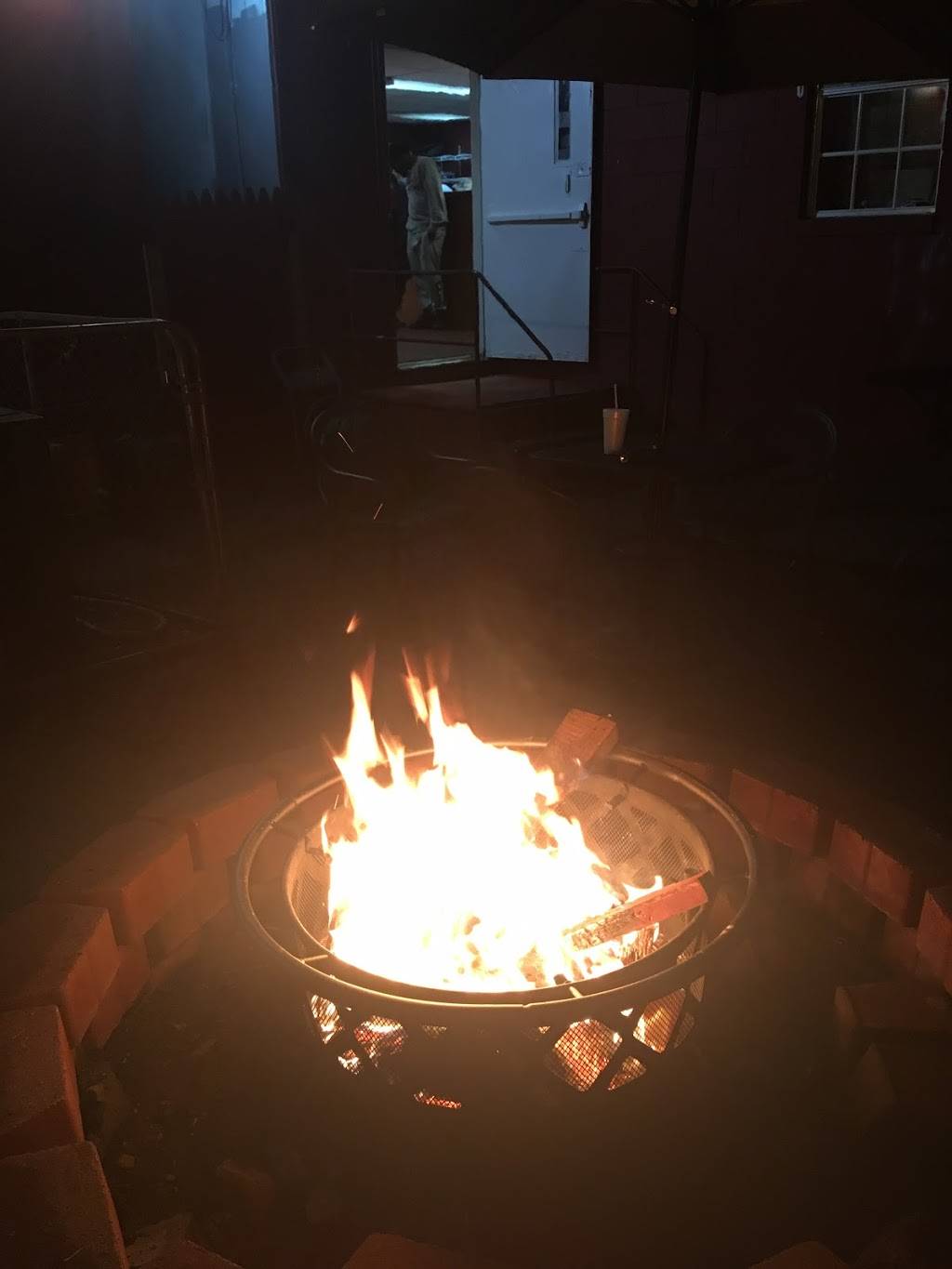 Gores SmokeOut BBQ & Family Lounge | restaurant | 3817 E Indian Trail, Louisville, KY 40213, USA | 5026537571 OR +1 502-653-7571