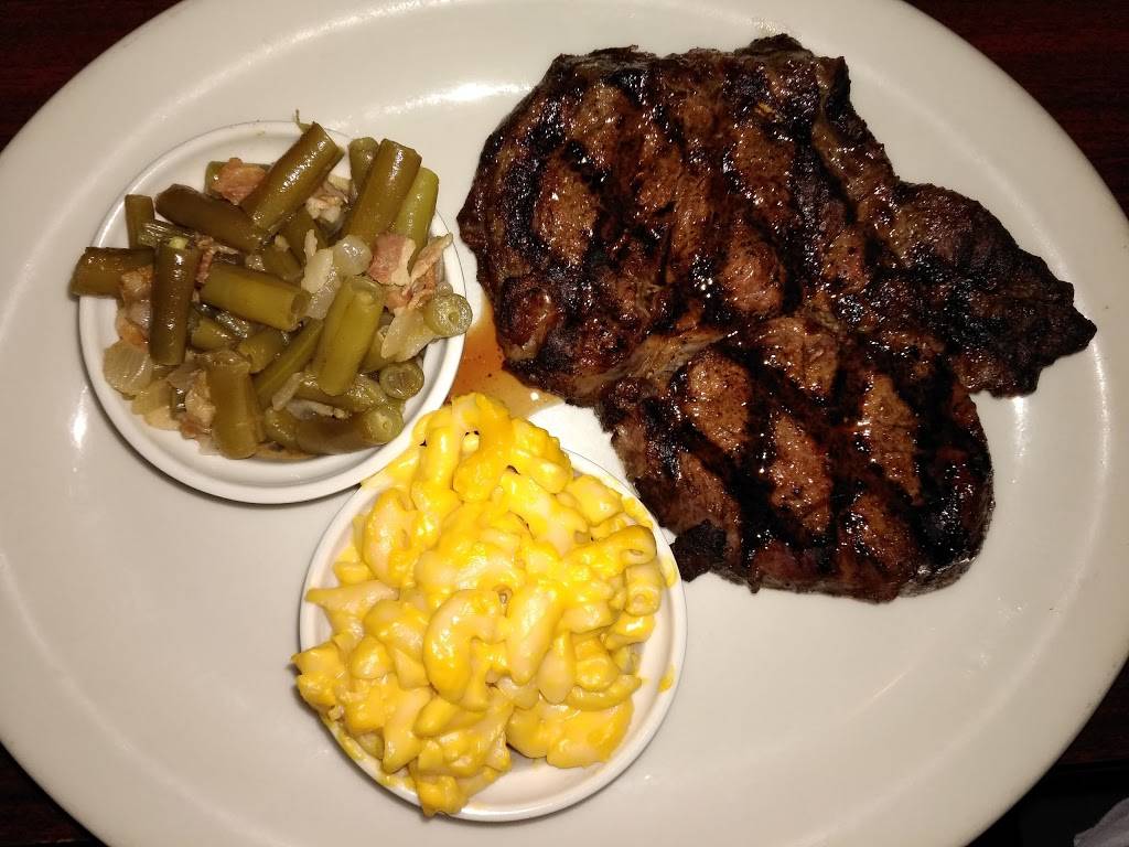 Christophers Steakhouse & Seafood | restaurant | 703 E Broad St, Elizabethtown, NC 28337, USA | 9102476206 OR +1 910-247-6206