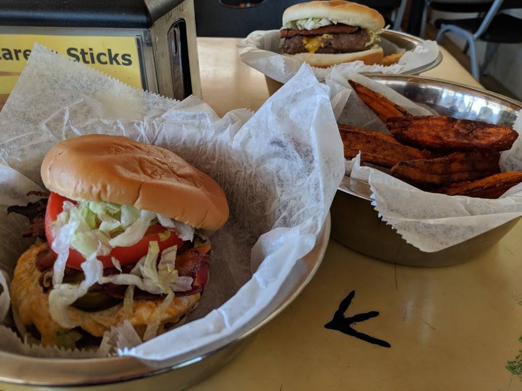 The Dog House | restaurant | 605 N Main St, Campobello, SC 29322, USA | 8644684458 OR +1 864-468-4458