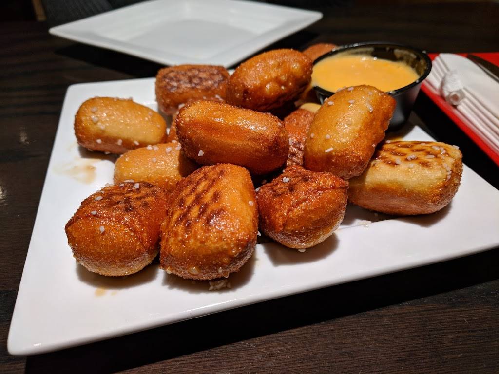 Red Robin Gourmet Burgers and Brews | restaurant | 314 West Washington Street, East Peoria, IL 61611, USA | 3096942144 OR +1 309-694-2144