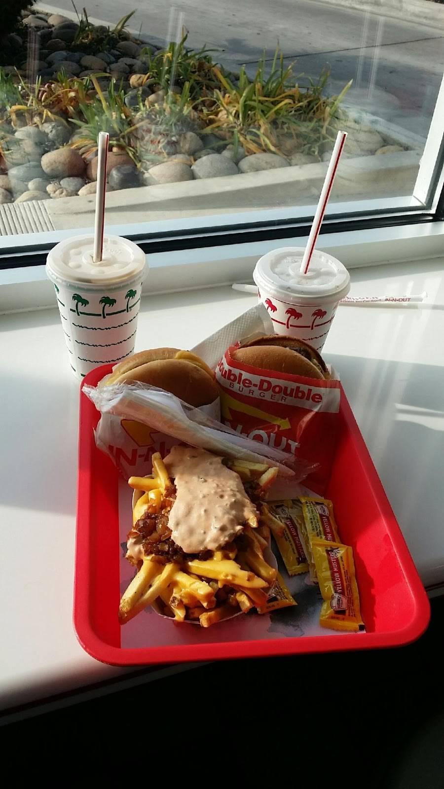 In-N-Out Burger | restaurant | 1490 E Yosemite Ave, Manteca, CA 95336, USA | 8007861000 OR +1 800-786-1000