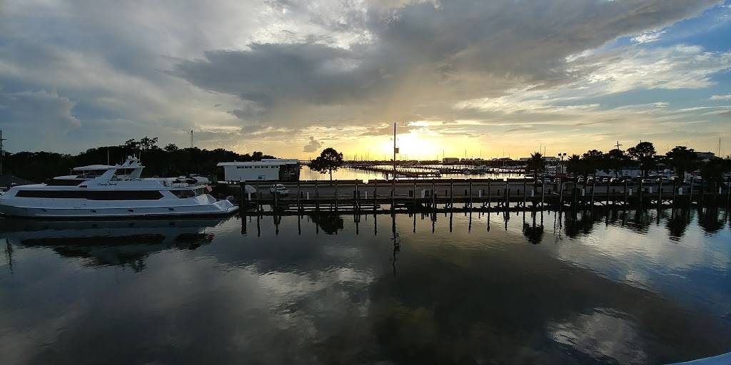 The Blue Crab Restaurant and Oyster Bar | restaurant | 7900 Lakeshore Dr, New Orleans, LA 70124, USA | 5042842898 OR +1 504-284-2898