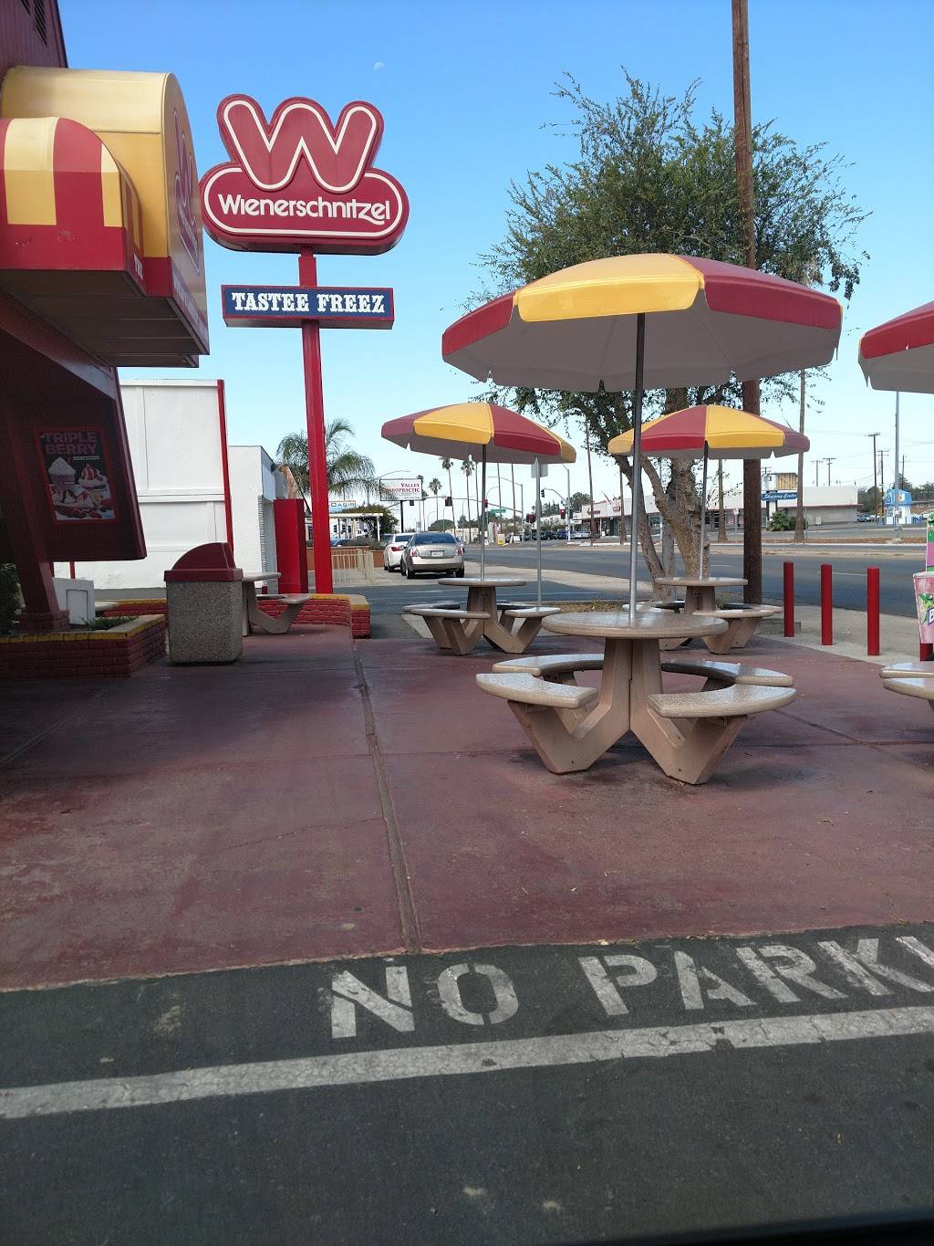 Wienerschnitzel | restaurant | 2931 Niles St, Bakersfield, CA 93306, USA | 6613232502 OR +1 661-323-2502