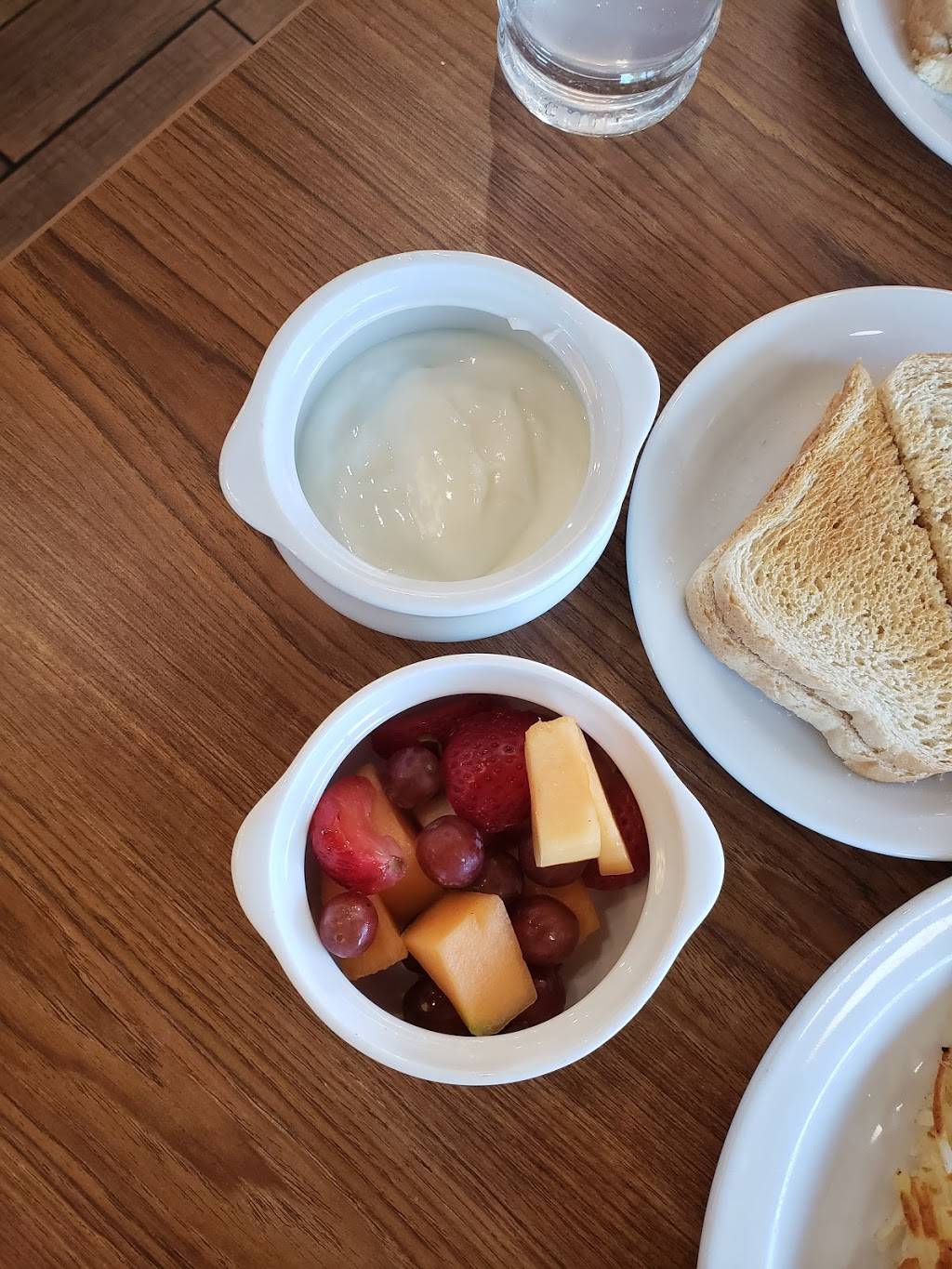 Dennys | restaurant | 1360 Holiday Ln, Fairfield, CA 94534, USA | 7074226511 OR +1 707-422-6511