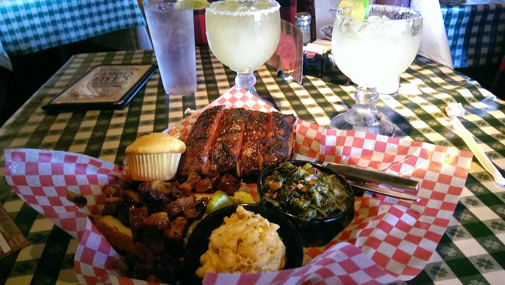 Famous Daves Bar-B-Que | restaurant | 208 Advantage Pl, Knoxville, TN 37922, USA | 8656949990 OR +1 865-694-9990