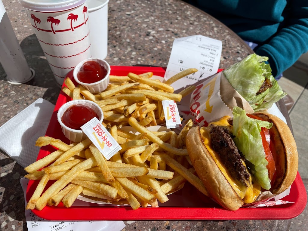 In-N-Out Burger | restaurant | 1351 N State St, Ukiah, CA 95482, USA | 8007861000 OR +1 800-786-1000