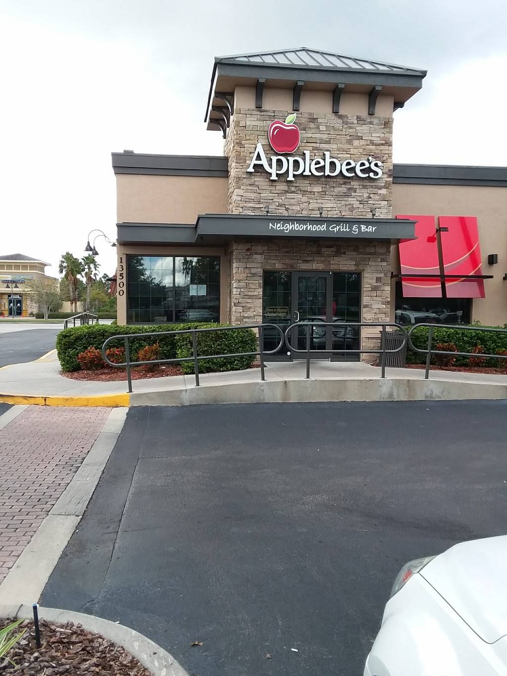 Applebees Grill + Bar | restaurant | 13500 S John Young Pkwy, Orlando, FL 32837, USA | 4072065039 OR +1 407-206-5039