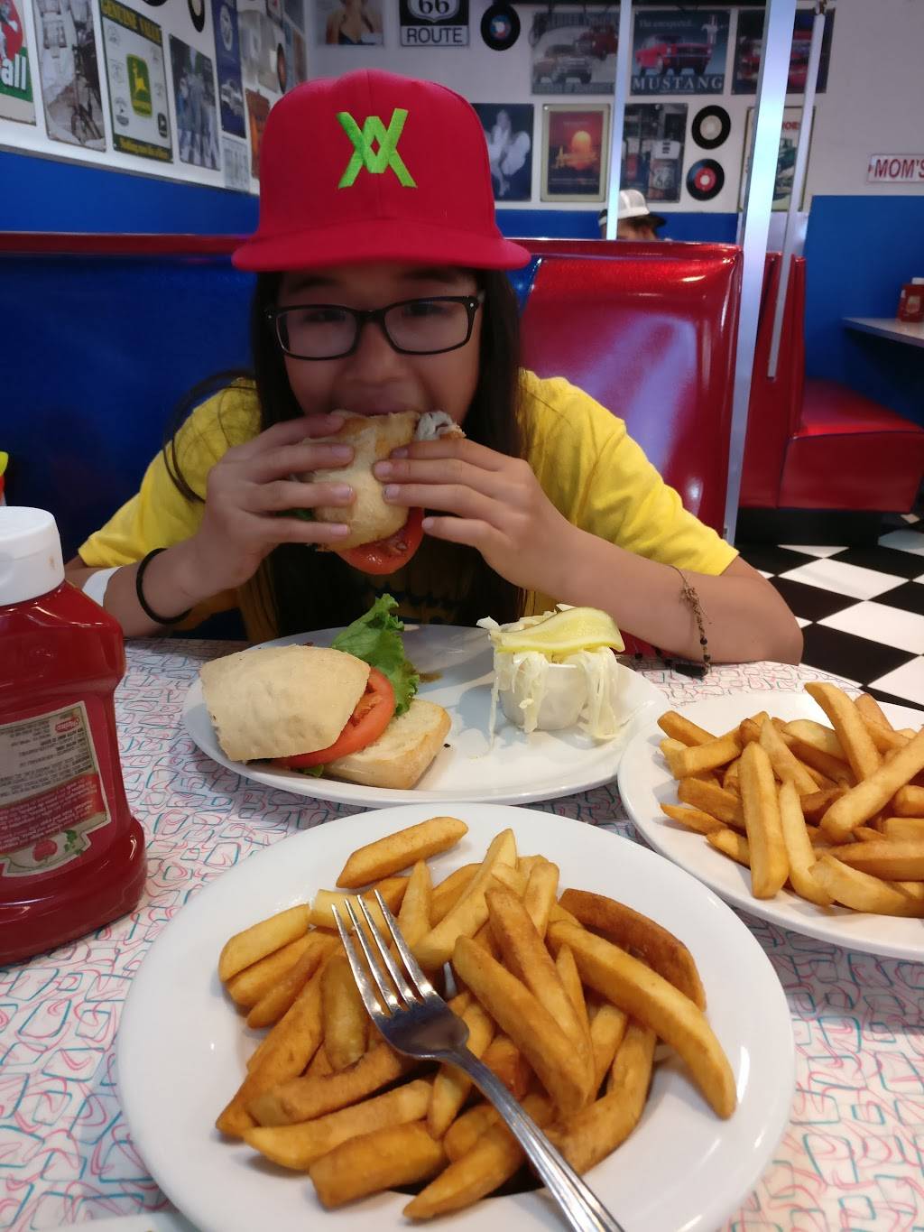 Wimpys Diner | restaurant | 405 Main St W, Hamilton, ON L8P 1K5, Canada | 9055275151 OR +1 905-527-5151