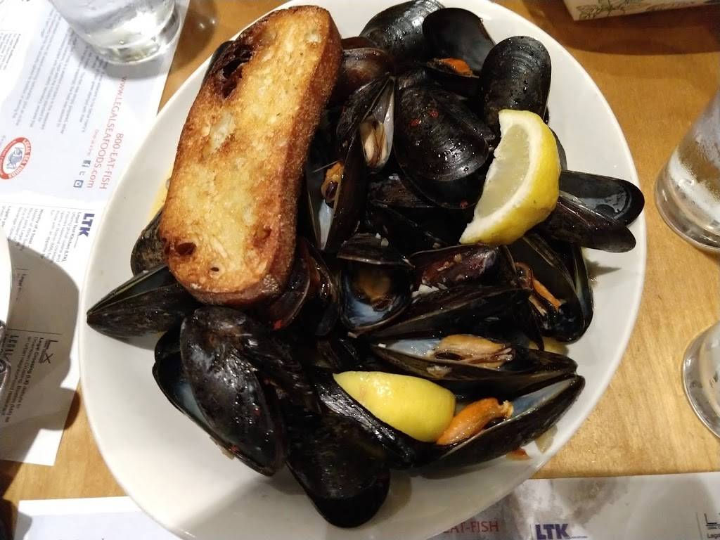 Legal Sea Foods | restaurant | B/C Connector, 8500 Essington Ave, Philadelphia, PA 19153, USA | 2672959300 OR +1 267-295-9300