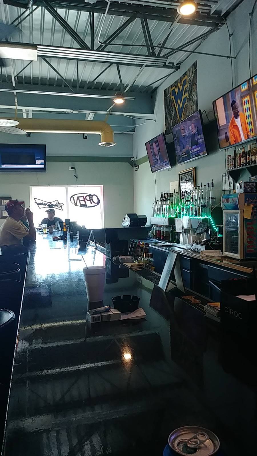 Clubhouse Pub and Grub | restaurant | 47 Harrow Ln, Pawleys Island, SC 29585, USA | 8433143879 OR +1 843-314-3879