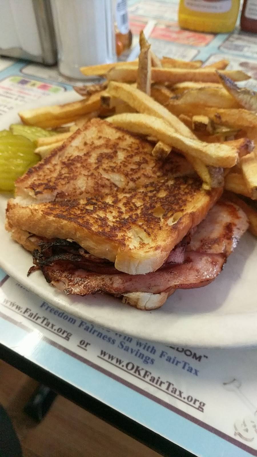 Bleus Family Dining | restaurant | 923 Main St, Winfield, KS 67156, USA | 6202212233 OR +1 620-221-2233