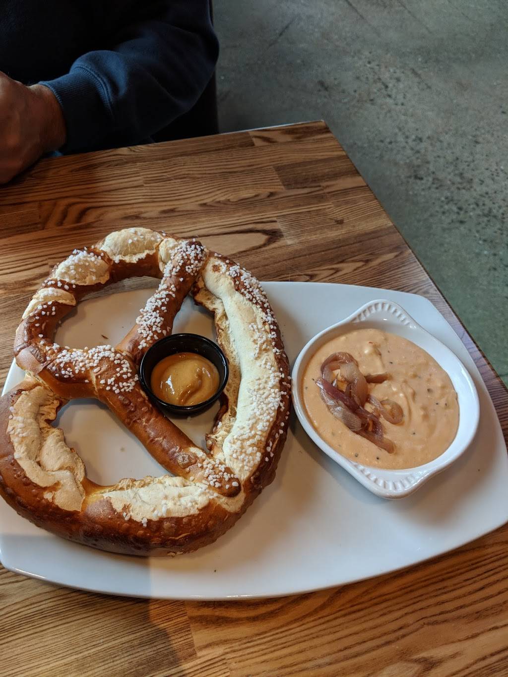 Rock & Brews | Vacaville | restaurant | 200 Nut Tree Pkwy, Vacaville, CA 95687, USA | 7074745039 OR +1 707-474-5039