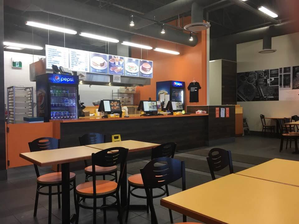 Dic Anns | restaurant | 1300-1400 Boulevard Saint-Jean-Baptiste, Pointe-aux-Trembles, QC H1B 4A4, Canada | 5146452145 OR +1 514-645-2145