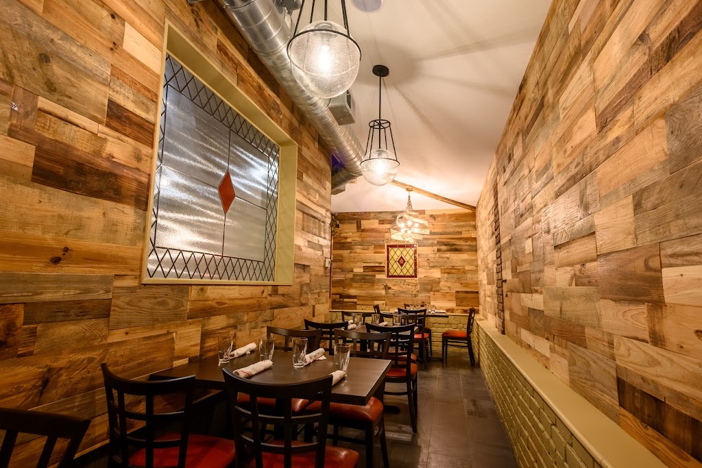 Monroes Restaurant | restaurant | 199 Post Ave, Westbury, NY 11590, USA | 5164164181 OR +1 516-416-4181